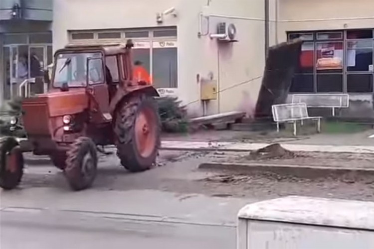 Traktorom srušili spomenik: "Evo vam četnici"