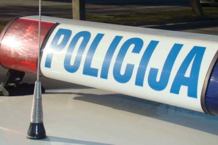 Policija spriječila krađu, u autu pronašla čokolade i alkohol