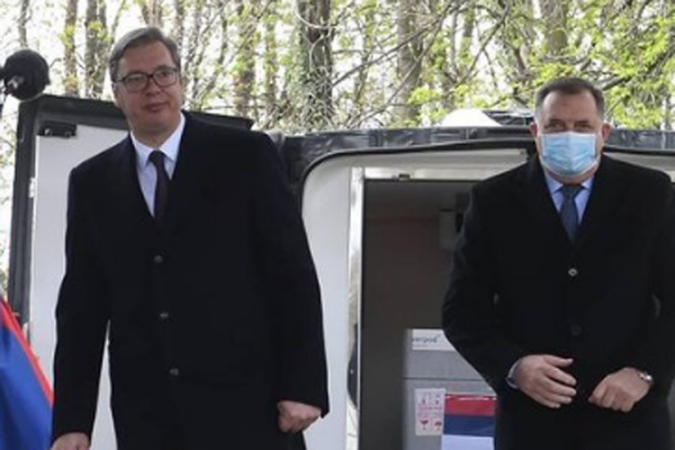 Vučić uručio Dodiku 10.000 doza vakcine "Astra Zeneke"