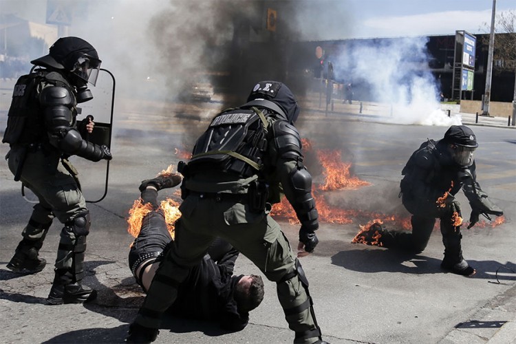 Studentski protest u Solunu završen nasiljem, policija gasila demonstranta