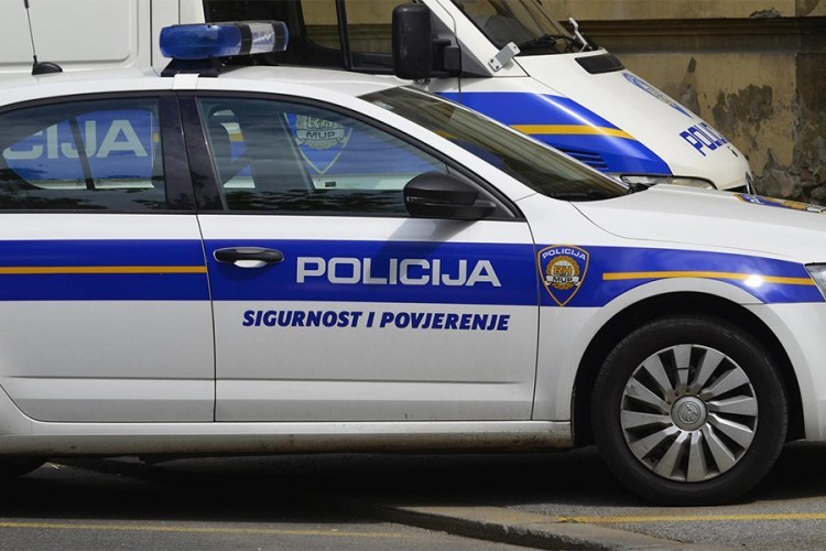 Mladić s dva noža bježao po Splitu, hvatalo ga 10 policajaca