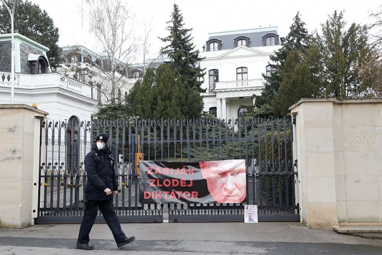 Zidovi ruske ambasade u Pragu poliveni kečapom, uhapšeno sedmoro