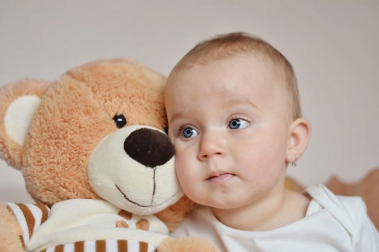 Zašto bušenje ušiju bebama nije dobra ideja