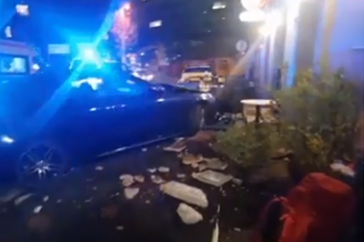 Automobilom uletio na terasu restorana, dvoje povrijeđeno