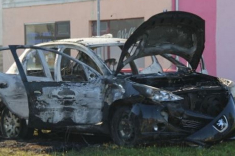Službeniku OBA izgorio auto