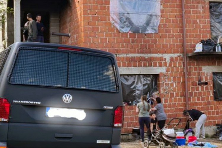 U devastiranoj kući pronađeno osam migrantskih porodica