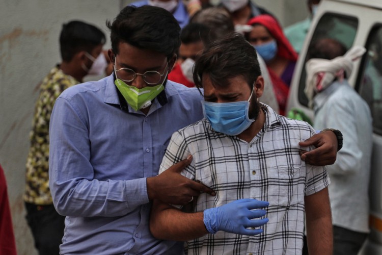 "Indija prepuštena tragičnom rasplamsavanju epidemije"