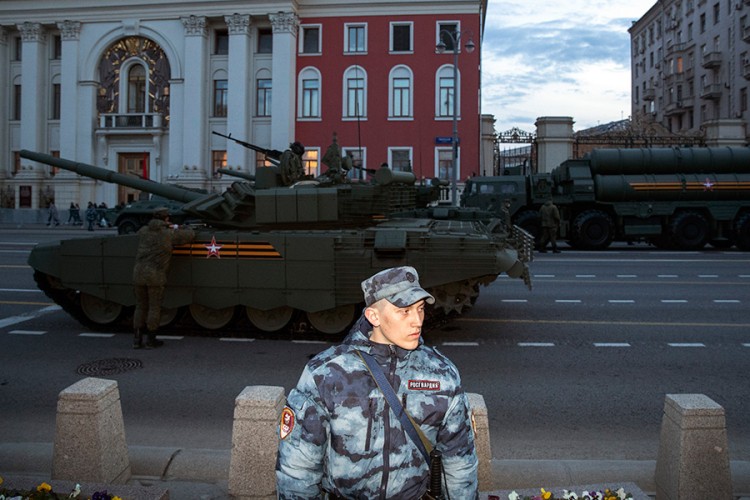 Oklopna vozila i tenkovi na ulicama Moskve