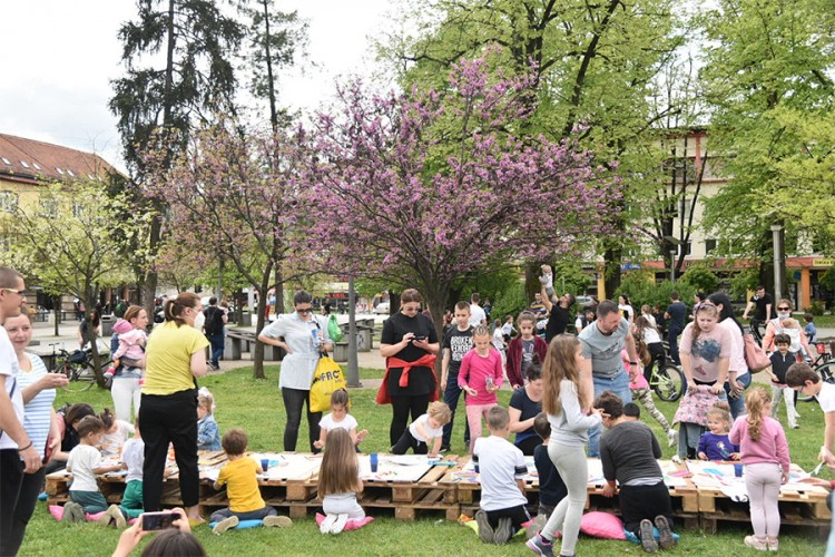 Mališani farbali jaja u Parku "Petar Kočić"