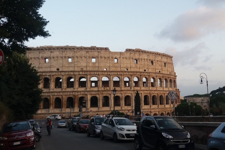 Italijani prave haj-tek Koloseum