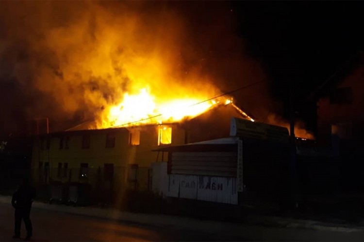 Zapalio se krov preduzeća, izgorjele mašine i sprat