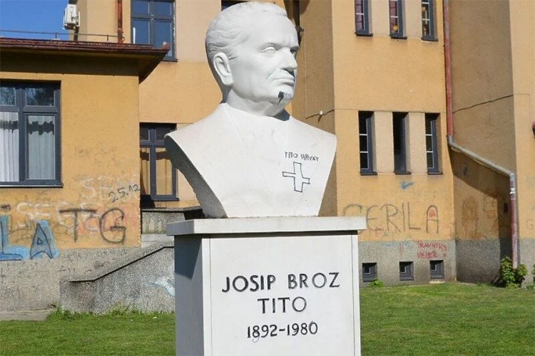 Oskrnavljena bista Josipa Broza Tita u Travniku