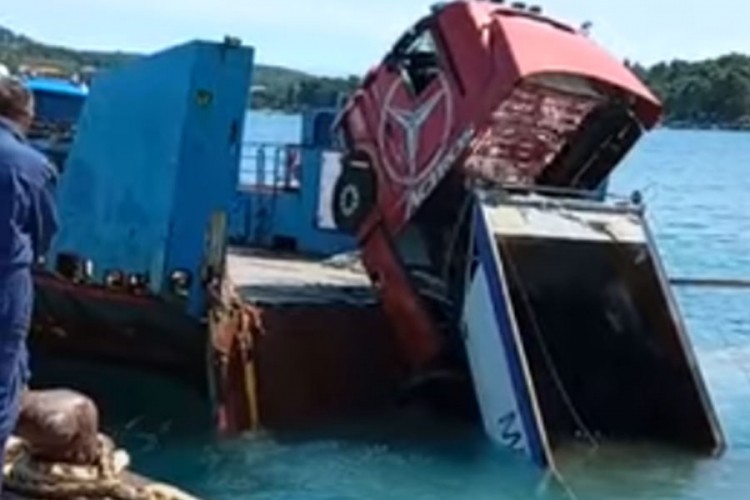 Nezgoda na Jadranu: Kamion ispao s broda u more