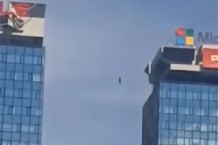Nesvakidašnja scena u Sarajevu: Muškarac hodao po žici između dva nebodera