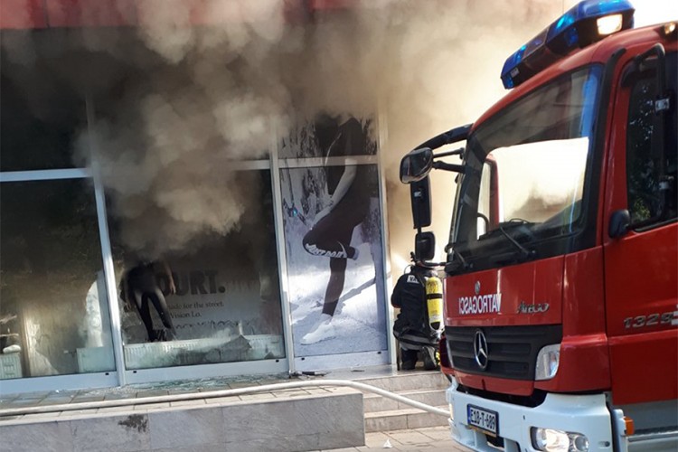 Požar u Doboju, gori prodavnica sportske opreme