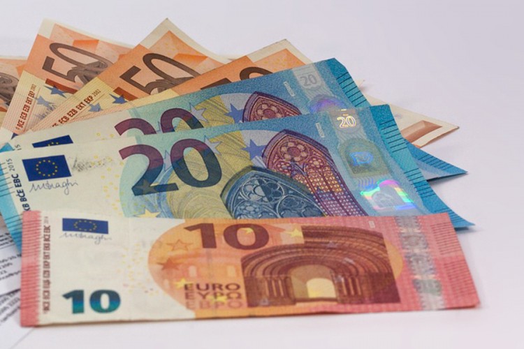 U Srbiji počinje isplata 30 evra državne pomoći