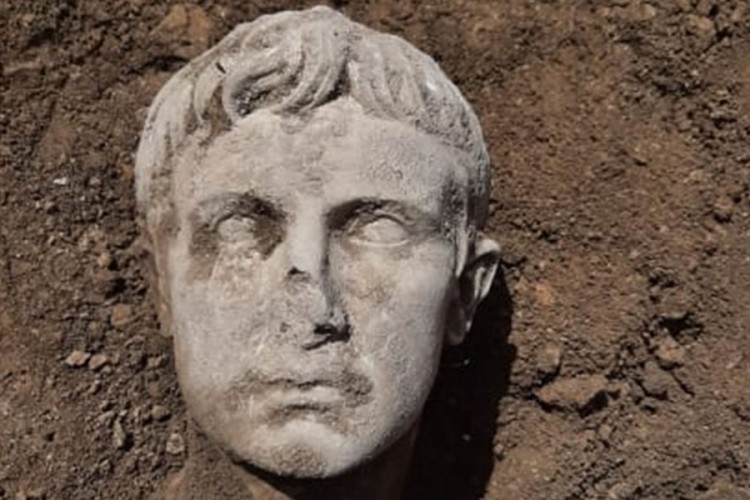 Otkrivena 2.000 godina stara mermerna glava cara Avgusta