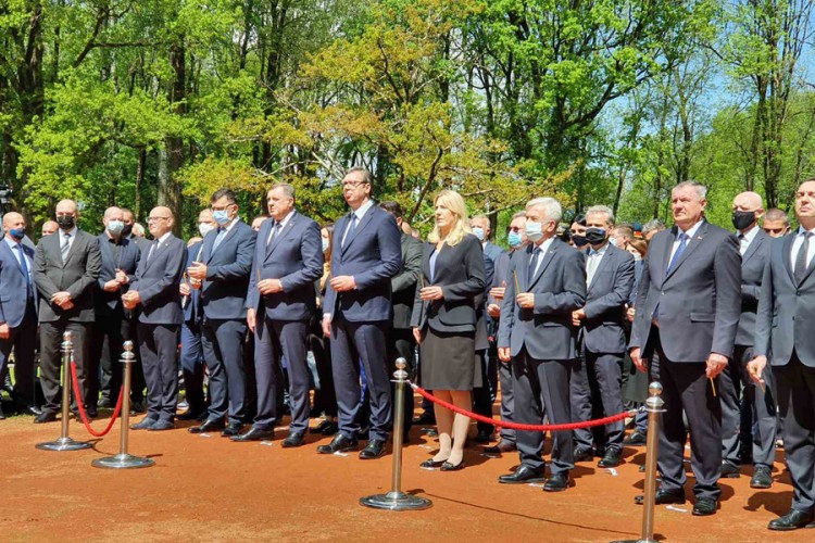 Pomen jasenovačkim žrtvama: Položeni vijenci na grobnom polju Topole