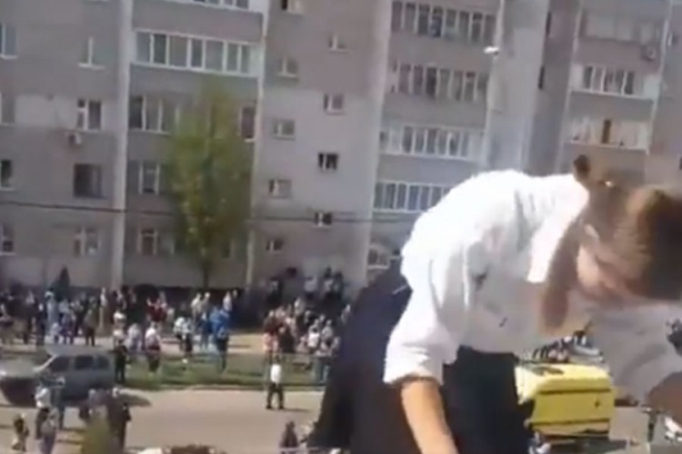 Novi snimak iz napadnute škole: Dramatična evakuacija učenika
