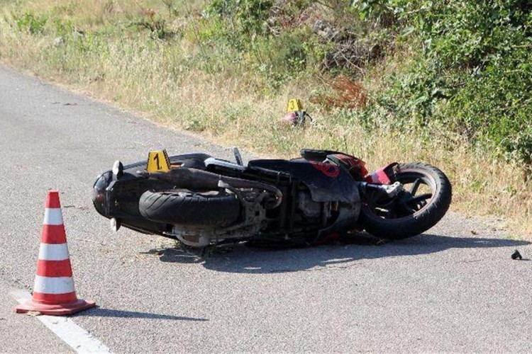Maloljetnik povrijeđen, sletio motociklom s kolovoza