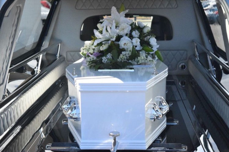 Žena vježbala za svoju sahranu, ležala u kovčegu a ljudi oko nje "plakali"