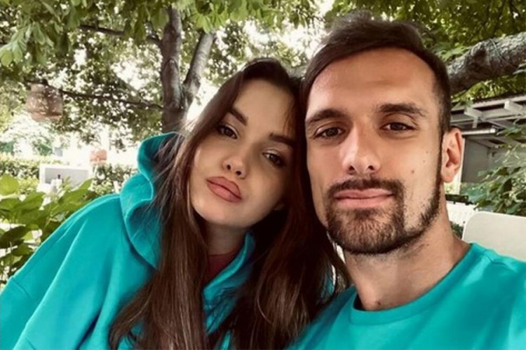 Vešović ostao bez ugovora, supruga žestoko isprozivala klub
