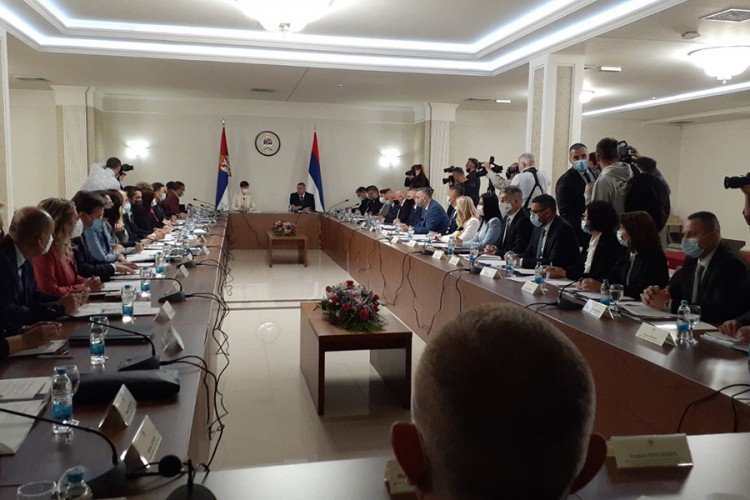 Delegacija Vlade Srbije stigla u RS, počela zajednička sjednica
