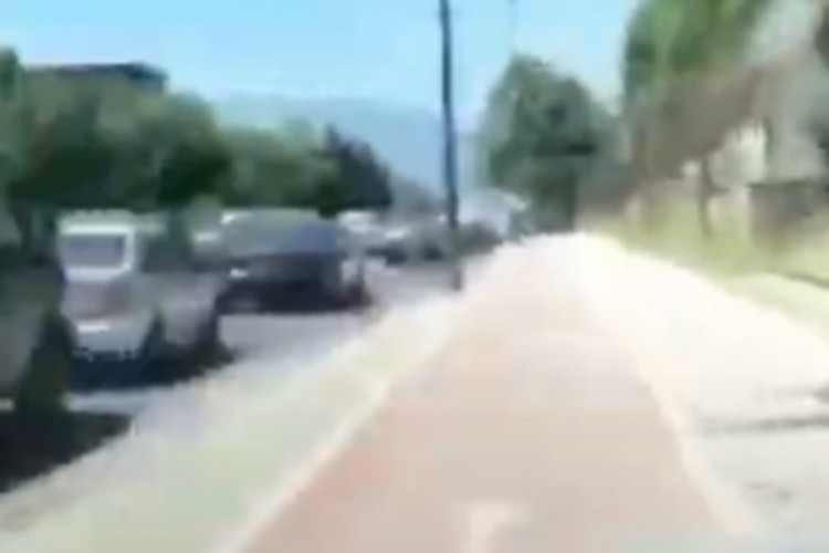 Bahati vozač trotoarom prestizao kolonu vozila u Sarajevu