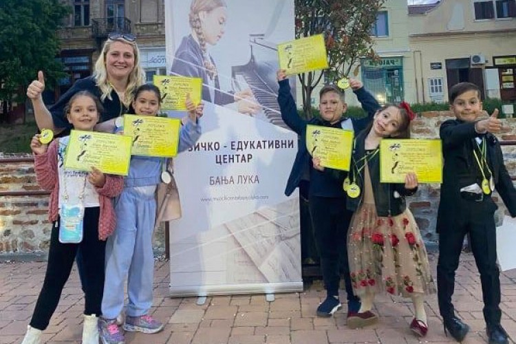Mladi pijanisti grad na Vrbasu ukrasili zlatnim medaljama