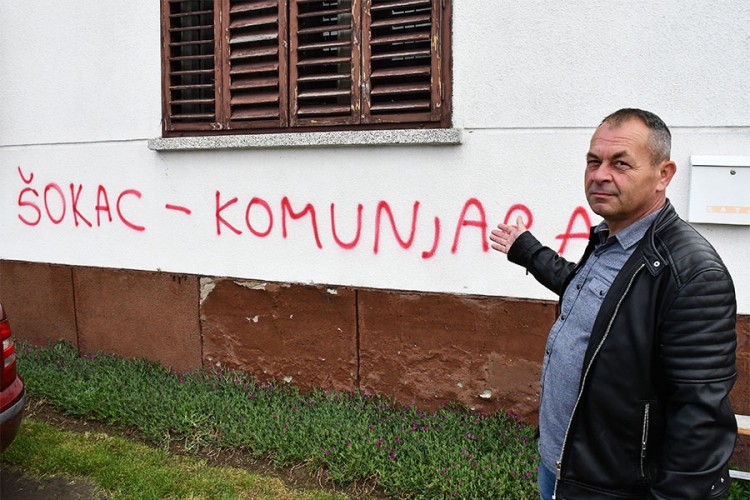 Načelniku probušili gume, na kući osvanuo grafit "Šokac-komunjara"