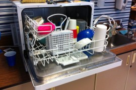 Očistite mašinu za sudove sa dva sastojka