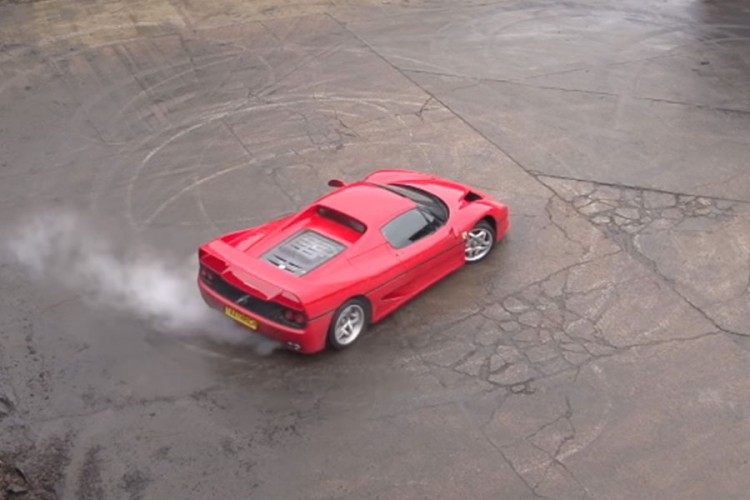 Usporeni snimak driftanja Ferrarijem F50 high-speed kamerom