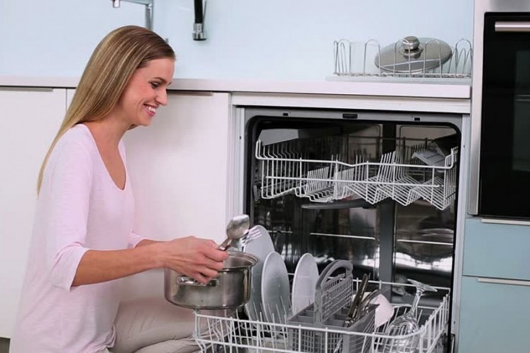 Zašto ne treba sapirati suđe prije stavljanja u mašinu
