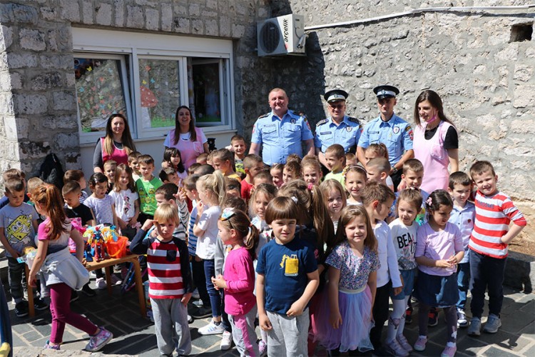 Policajci mališanima donijeli igračke u vrtić