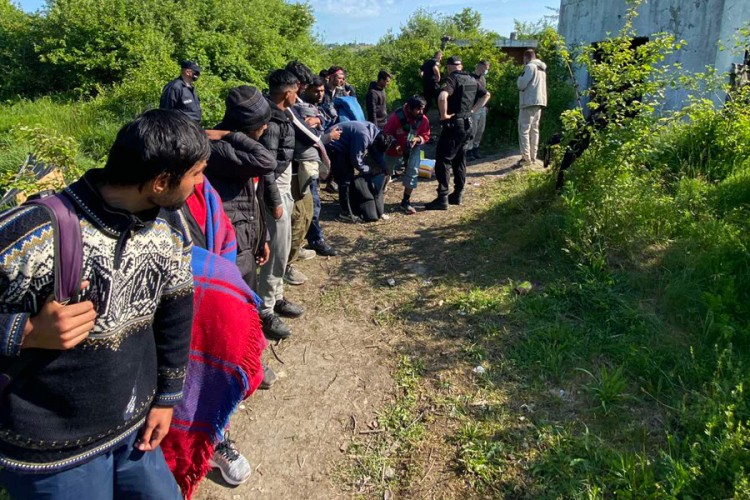 Sa područja Cazina u Boriće i Lipu izmješteno 160 migranata