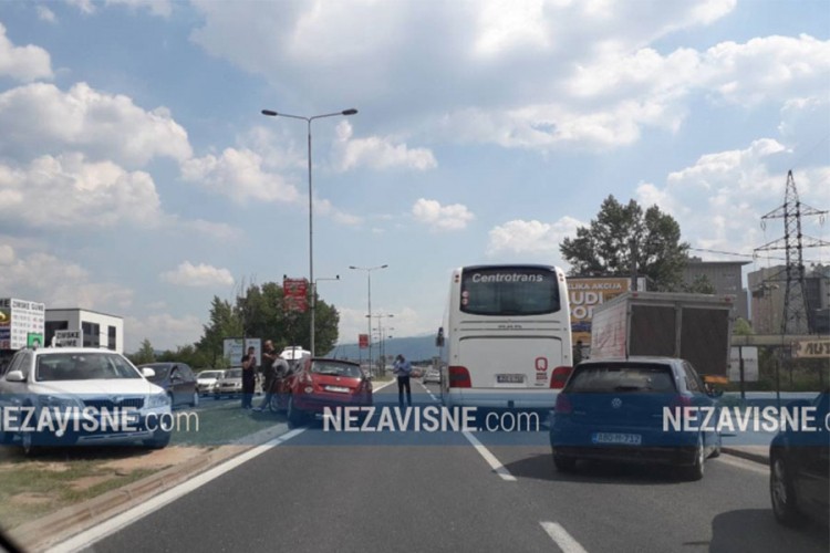 Sudar autobusa i automobila u Sarajevu, zastoj u obje trake