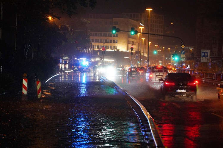 Nevrijeme i poplave u Njemačkoj, voda oko željezničke stanice u Štutgartu