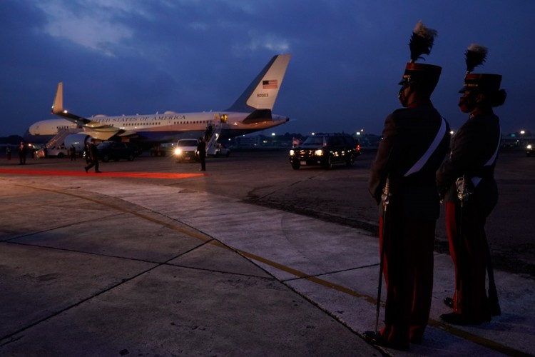 Avion potpredsjednice SAD morao da sleti zbog tehničkih problema