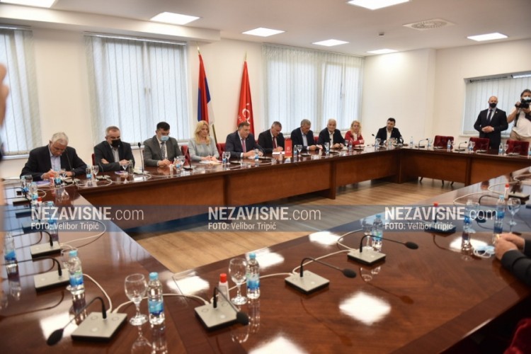 Počeo sastanak delegacija SNSD i HDZ BiH