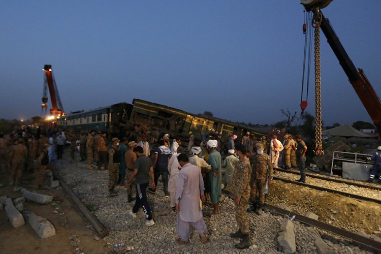 Sudar dva brza voza u Pakistanu, 45 poginulih