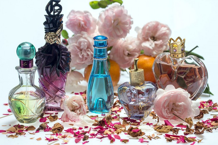 Pet trikova za duže trajanje parfema