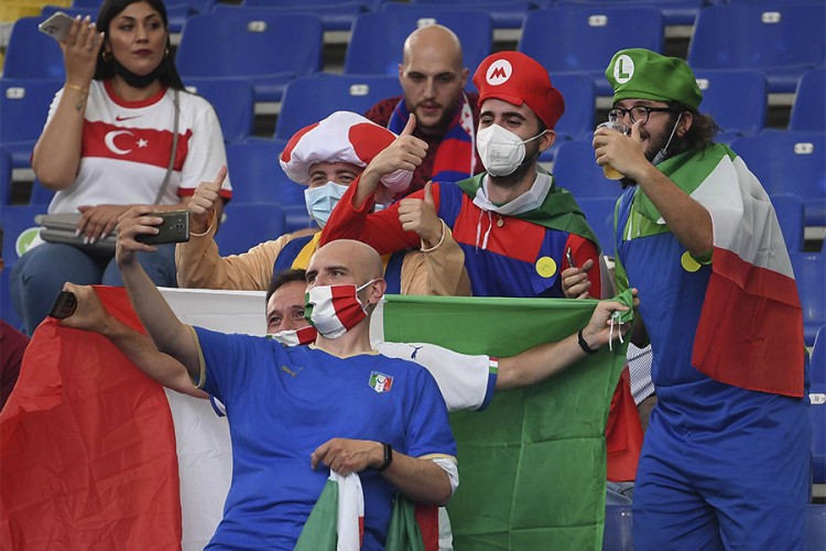 Navijači u Rimu zagrljeni pjevali i čekali utakmicu Italije i Turske