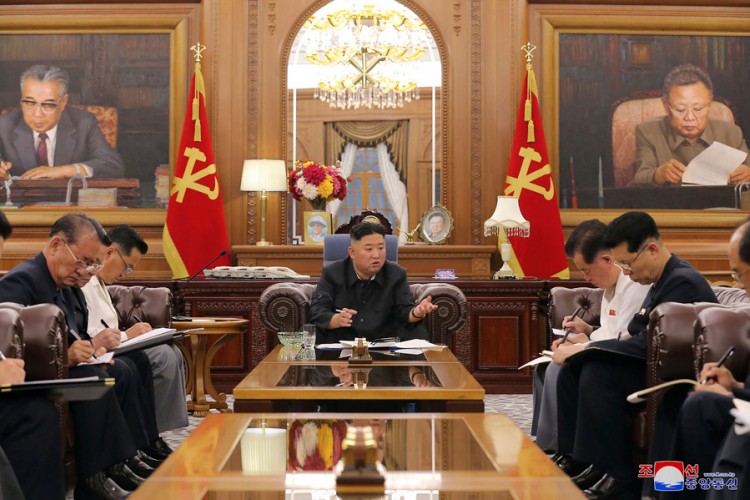 Kim Jong Un s vojnim vrhom najavio zaokret