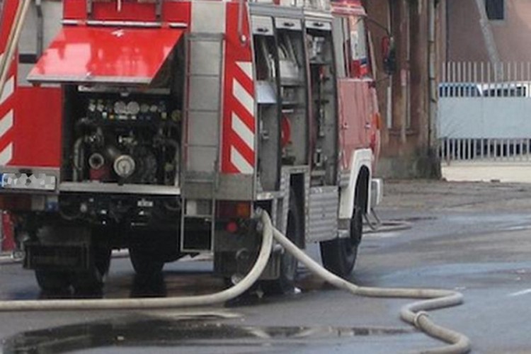 Izgorio automobil u Sarajevu, vatra zahvatila balkon