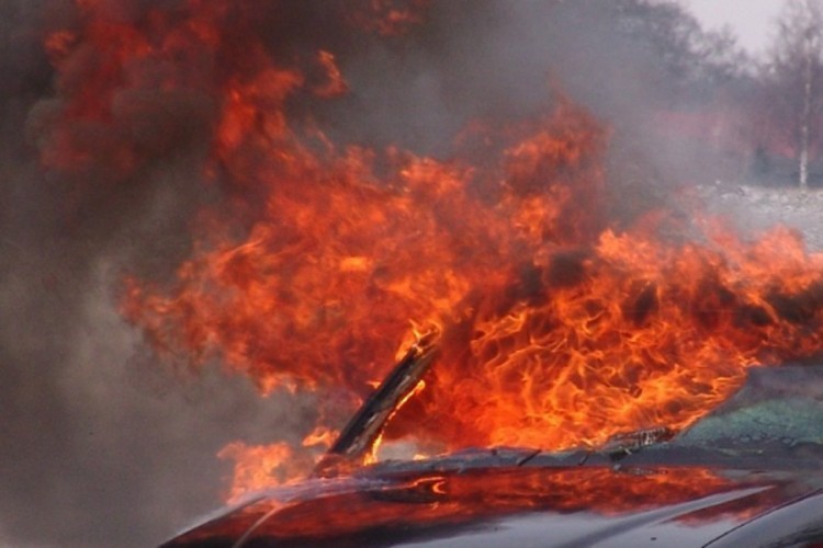 U požaru izgorjela dva BMW-a