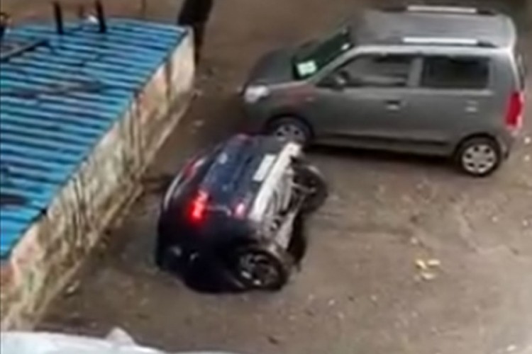 Rupa "progutala" parkirani automobil