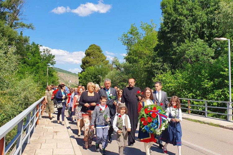 Bacanjem cvijeća u Bunu počelo obilježavanje 29 godina od stradanja Srba
