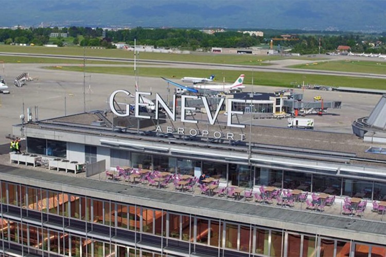 Avion sa ruskom delegacijom sat kružio iznad Ženeve