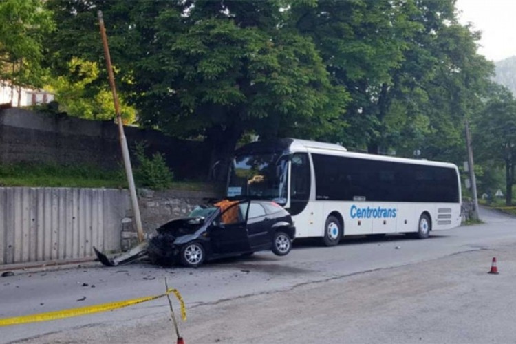 Stravična nesreća u Varešu: Poginuo vozač auta u sudaru sa autobusom