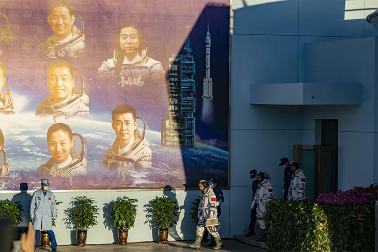 Lansirana raketa sa kineskim astronautima